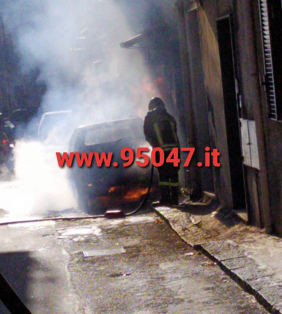 PATERNÒ: AUTO IN FIAMME IN VIA NAPOLI