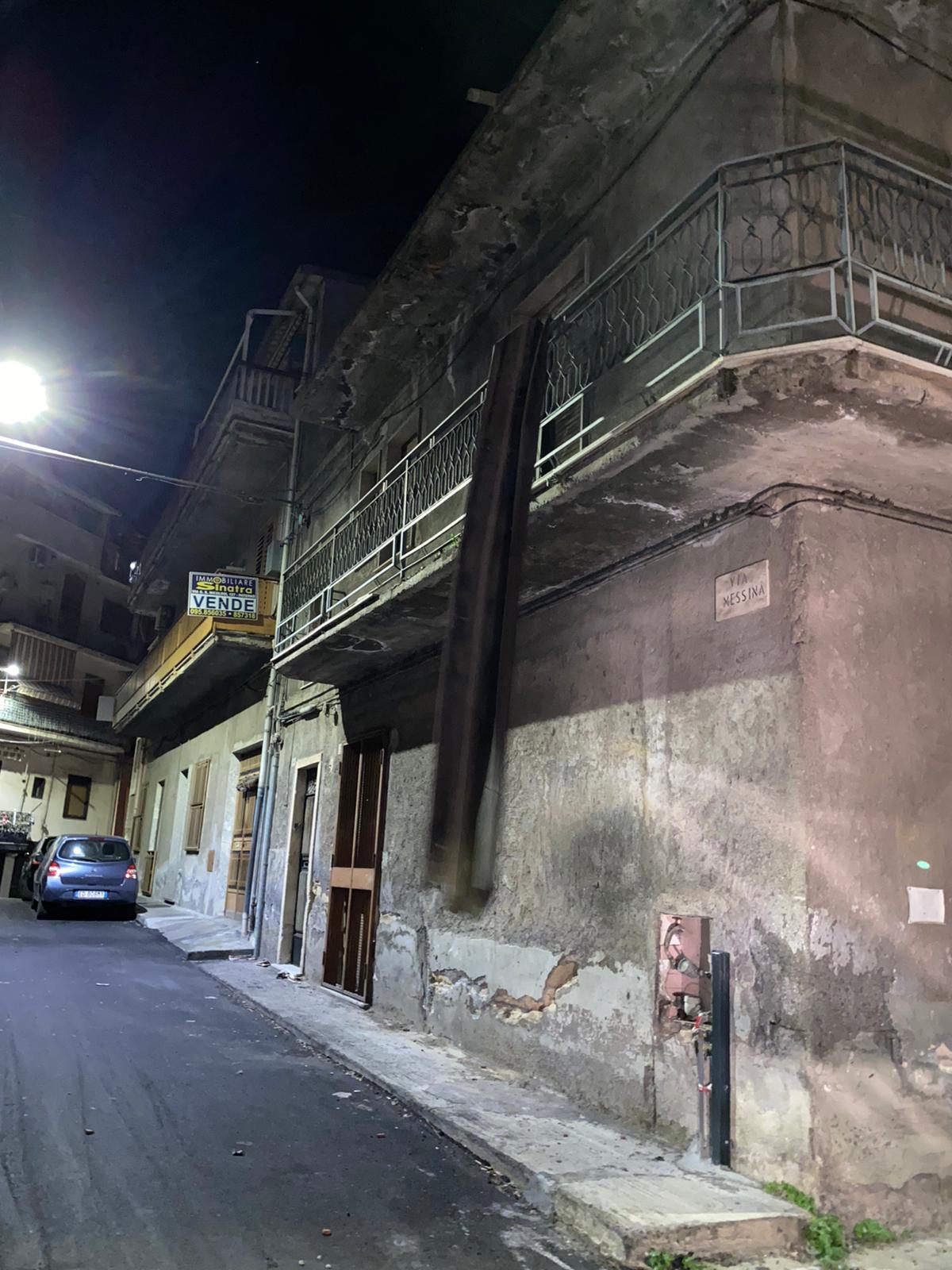 PATERNO': VENTO FORTE, ALBERI SRADICATI, AUTO DANNEGGIATE E TETTI SCOPERCHIATI