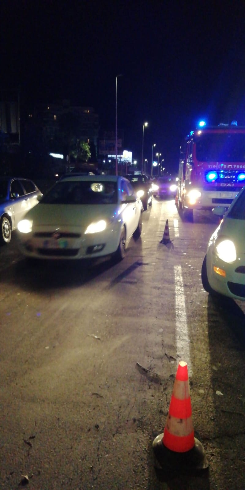 PATERNO': VENTO FORTE, ALBERI SRADICATI, AUTO DANNEGGIATE E TETTI SCOPERCHIATI