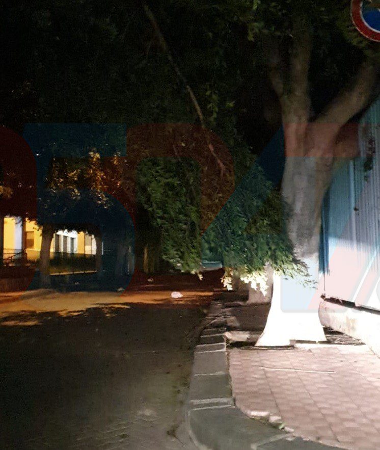 PATERNO': RAFFICHE DI VENTO, VOLA IL TETTO DI UN PALAZZO, SI CONTANO GIÀ I DANNI