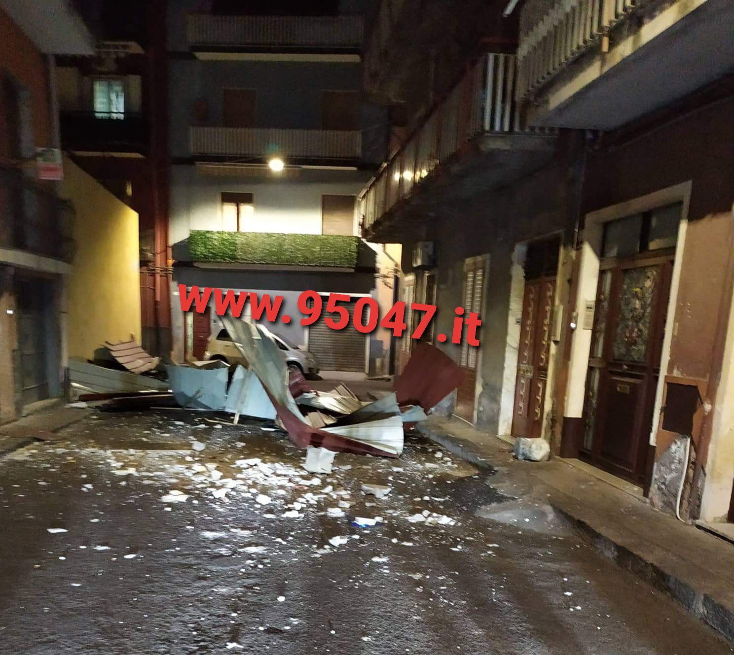 PATERNO': VENTO FORTE, ALBERI SRADICATI, AUTO DANNEGGIATE E TETTI SCOPERCHIATI