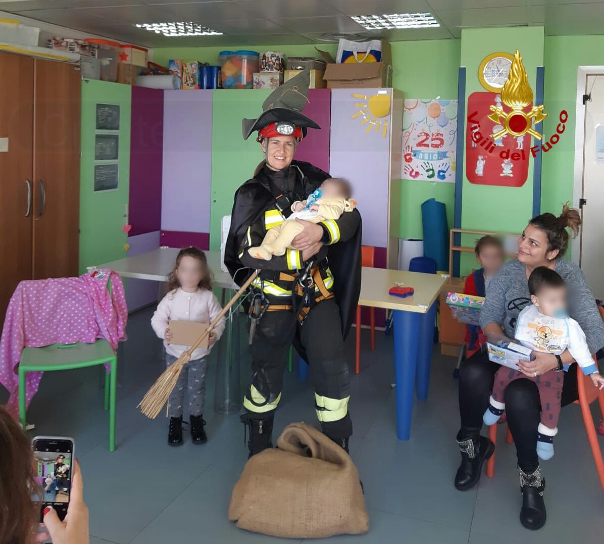 LA BEFANA ARRIVA DALLA FINESTRA, DONI AI PICCOLI PAZIENTI DEL CANNIZZARO