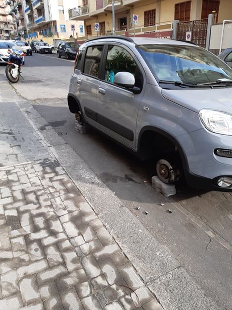 LADRI DI GOMME ANCORA IN AZIONE, AUTO VANDALIZZATA AL CENTRO COMMERCIALE