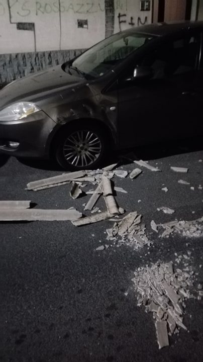 PATERNO': RAFFICHE DI VENTO, VOLA IL TETTO DI UN PALAZZO, SI CONTANO GIÀ I DANNI