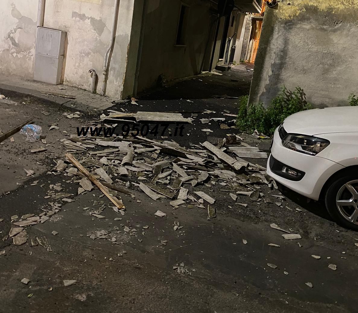 PATERNO': RAFFICHE DI VENTO, VOLA IL TETTO DI UN PALAZZO, SI CONTANO GIÀ I DANNI