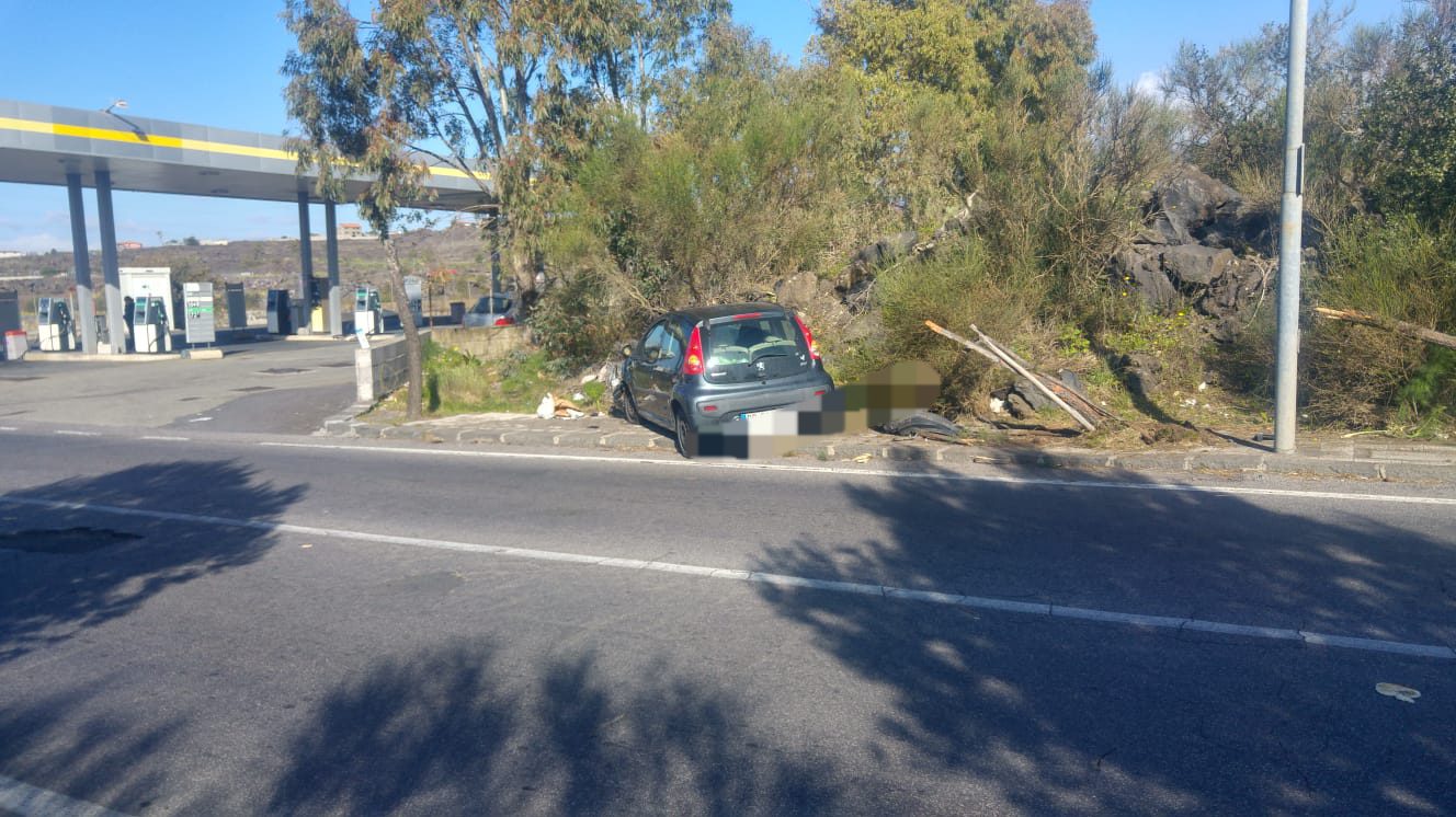 AUTO FUORI STRADA SULLA SP3III, FERITA DONNA