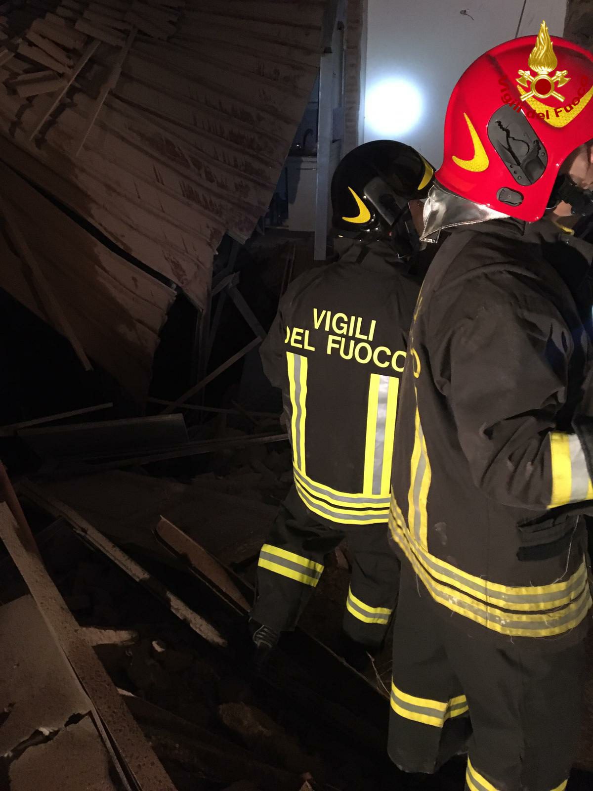 CROLLA PALAZZINA A CATANIA, SETTE FAMIGLIE EVACUATE: NESSUN FERITO