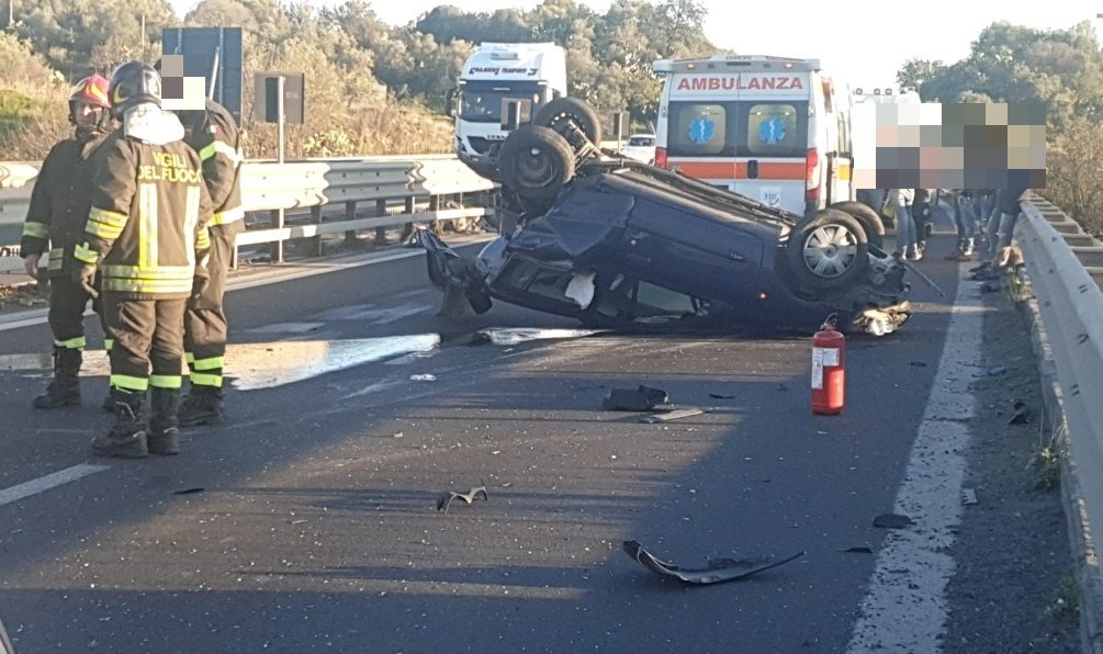 INCIDENTE STRADALE SULLA SS121 AUTO SI RIBALTA, TRE FERITI PORTATI IN OSPEDALE