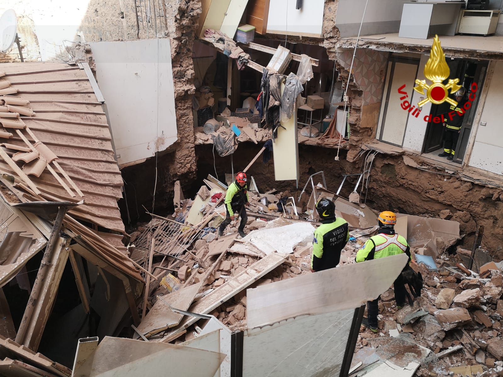 CATANIA: CROLLA PALAZZINA,SETTE FAMIGLIE EVACUATE: NESSUN FERITO