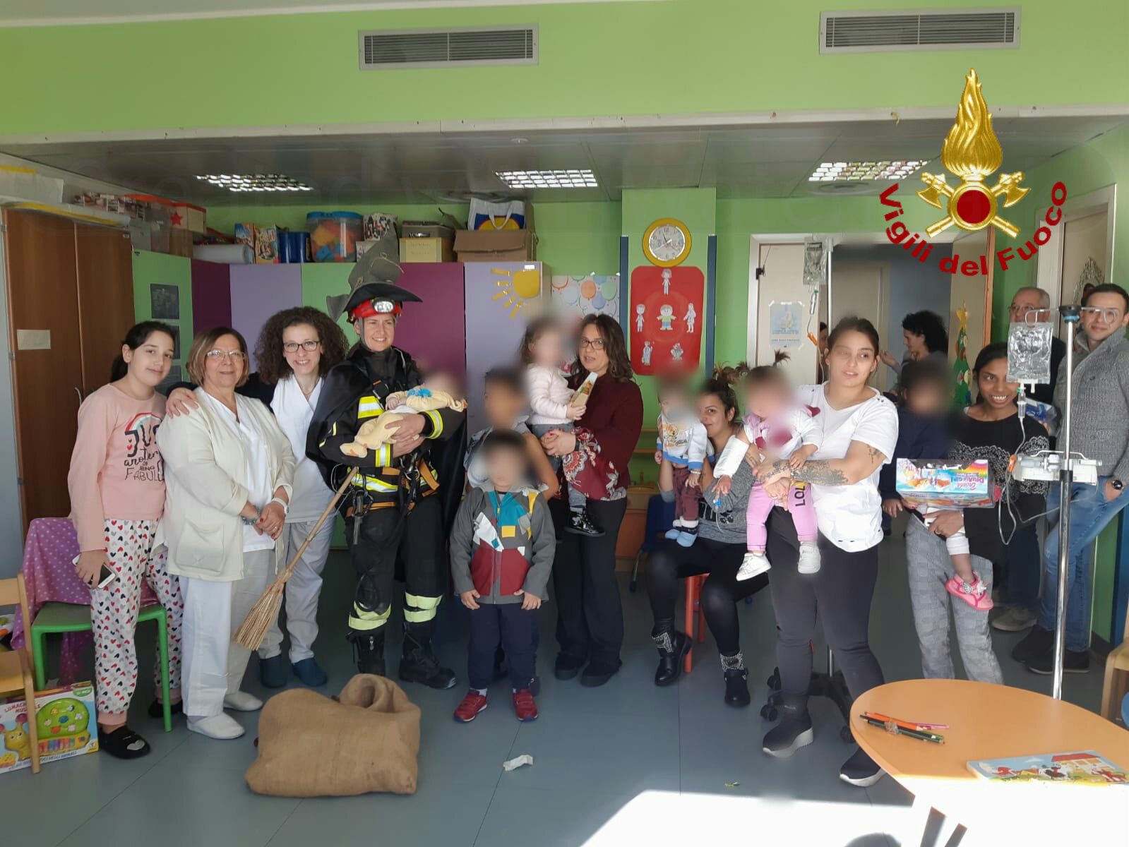 LA BEFANA ARRIVA DALLA FINESTRA, DONI AI PICCOLI PAZIENTI DEL CANNIZZARO