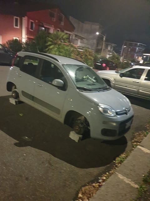 LADRI DI GOMME ANCORA IN AZIONE, AUTO VANDALIZZATA AL CENTRO COMMERCIALE