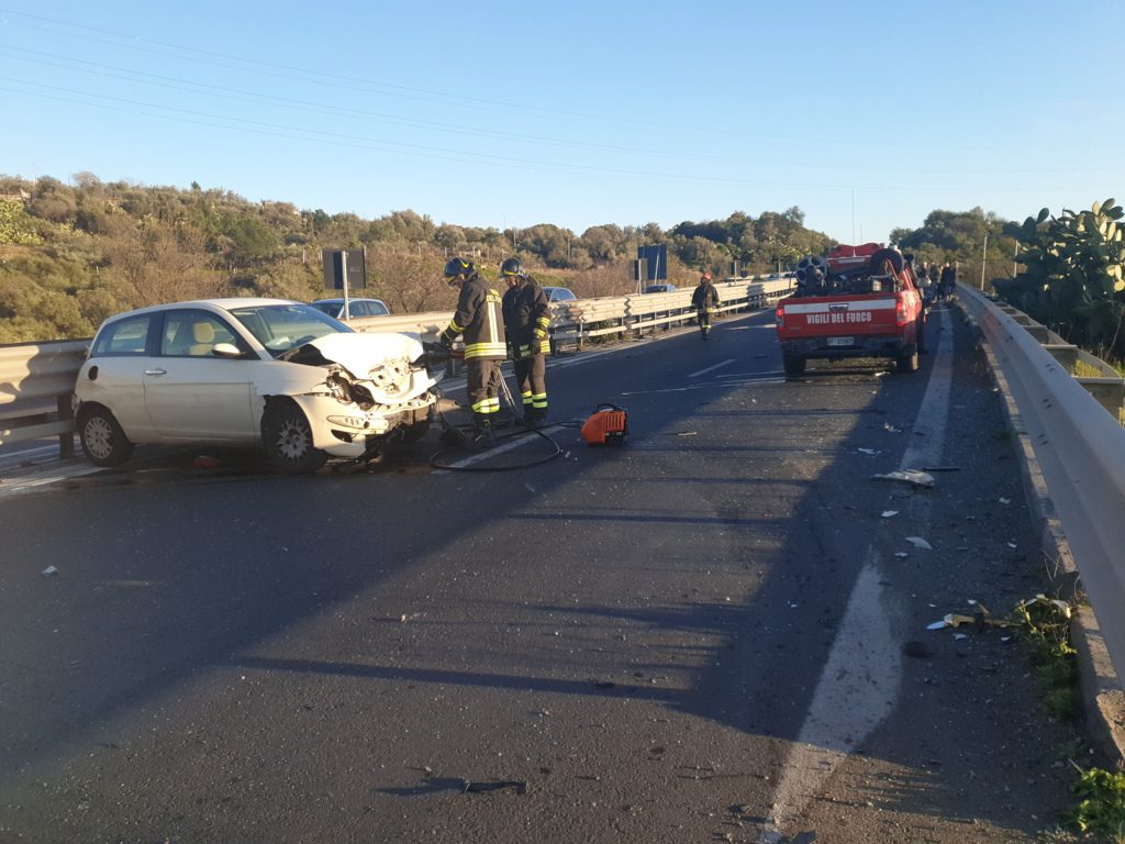 INCIDENTE STRADALE SULLA SS121 AUTO SI RIBALTA, TRE FERITI PORTATI IN OSPEDALE