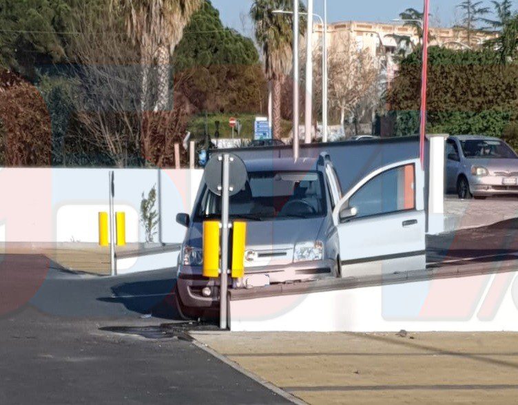 PATERNO': TAMPONAMENTO IN VIA NAZARIO SAURO