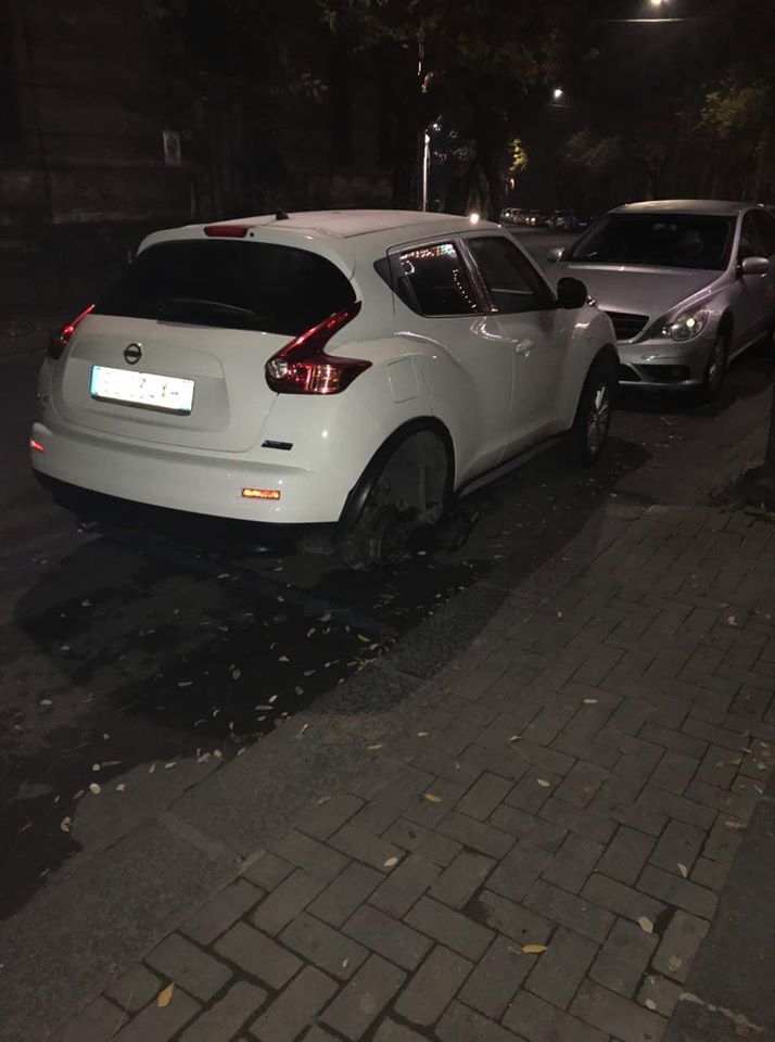 LADRI DI GOMME ANCORA IN AZIONE, AUTO VANDALIZZATA AL CENTRO COMMERCIALE
