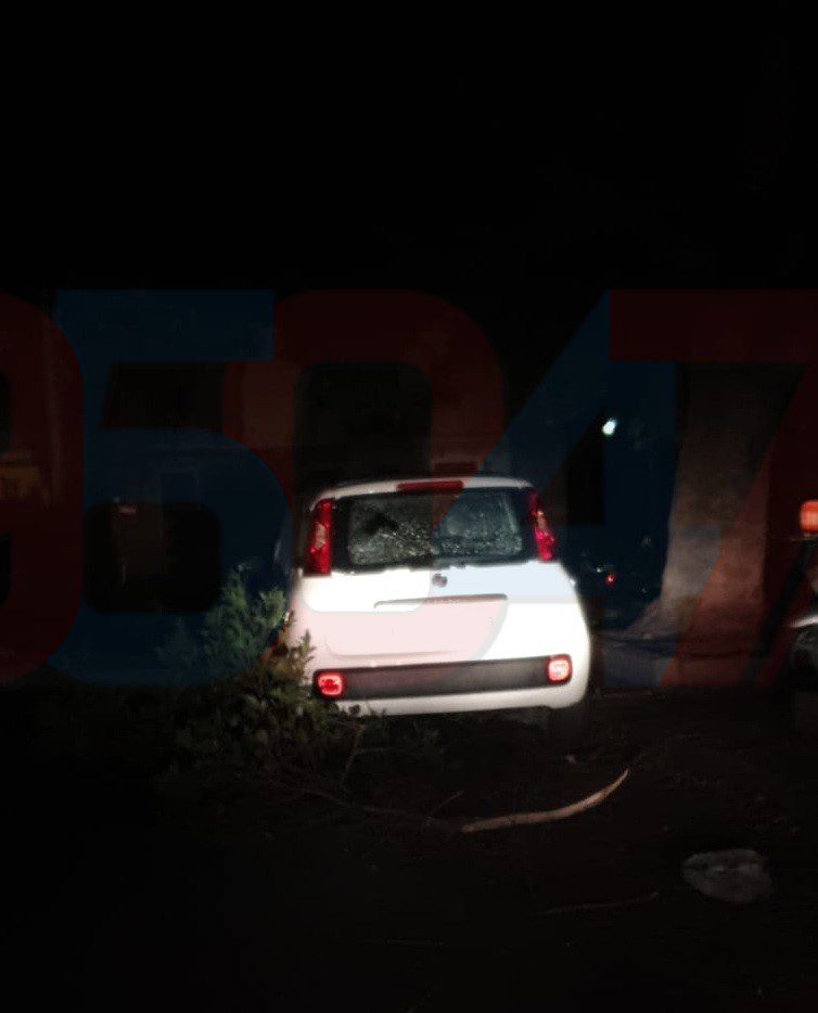 PATERNO': VENTO FORTE, ALBERI SRADICATI, AUTO DANNEGGIATE E TETTI SCOPERCHIATI