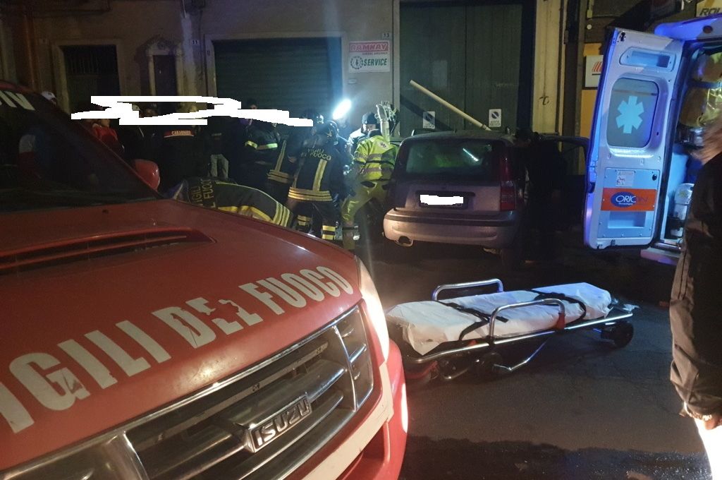 PATERNO': GRAVE INCIDENTE AUTONOMO IN VIA GIOVANNI VERGA