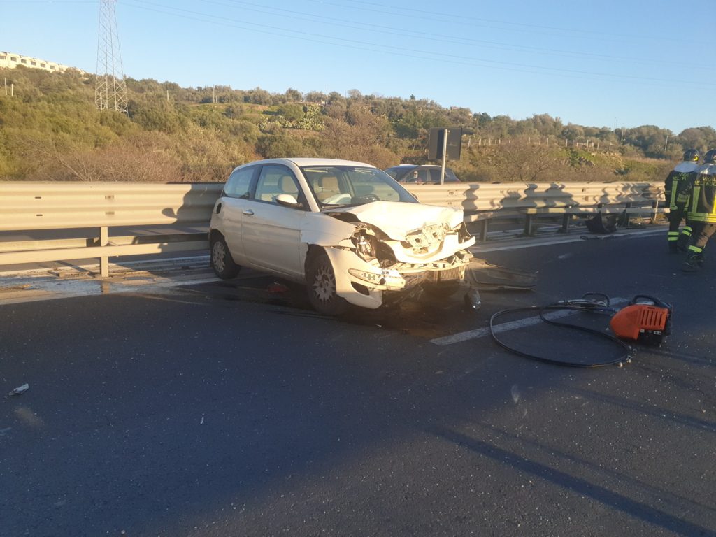 INCIDENTE STRADALE SULLA SS121 AUTO SI RIBALTA, TRE FERITI PORTATI IN OSPEDALE