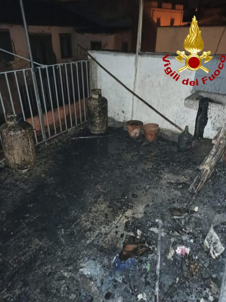 LENTINI: SCOPPIA UN INCENDIO IN UNA CASA, ANZIANO MUORE DIVORATO DALLE FIAMME