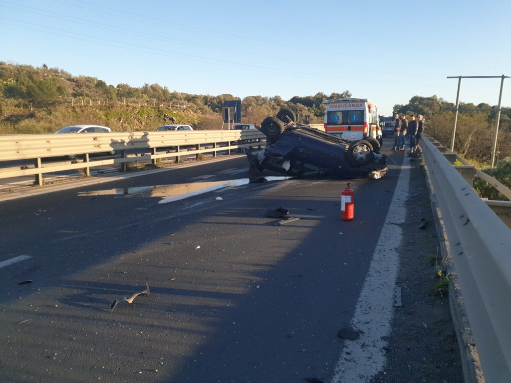 INCIDENTE STRADALE SULLA SS121 AUTO SI RIBALTA, TRE FERITI PORTATI IN OSPEDALE