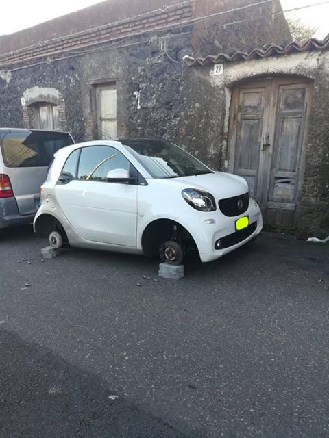LADRI DI GOMME ANCORA IN AZIONE, AUTO VANDALIZZATA AL CENTRO COMMERCIALE
