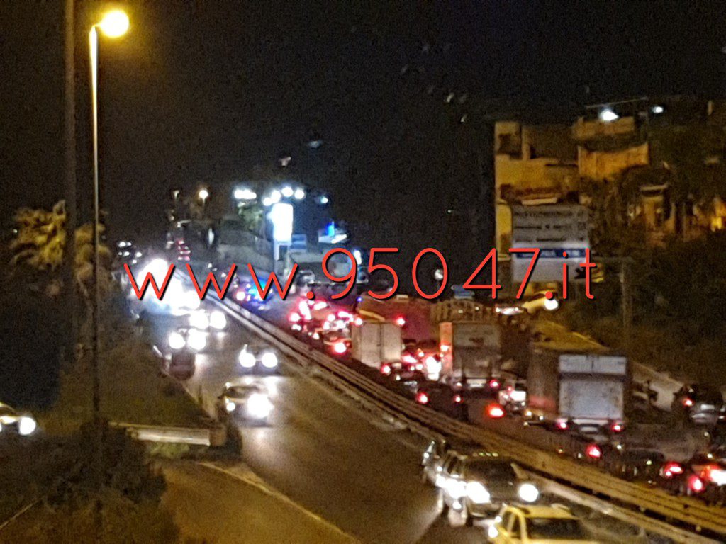 INCIDENTE SULLA SS121, MISTERBIANCO, TRE FERITI - LUNGHISSIME CODE