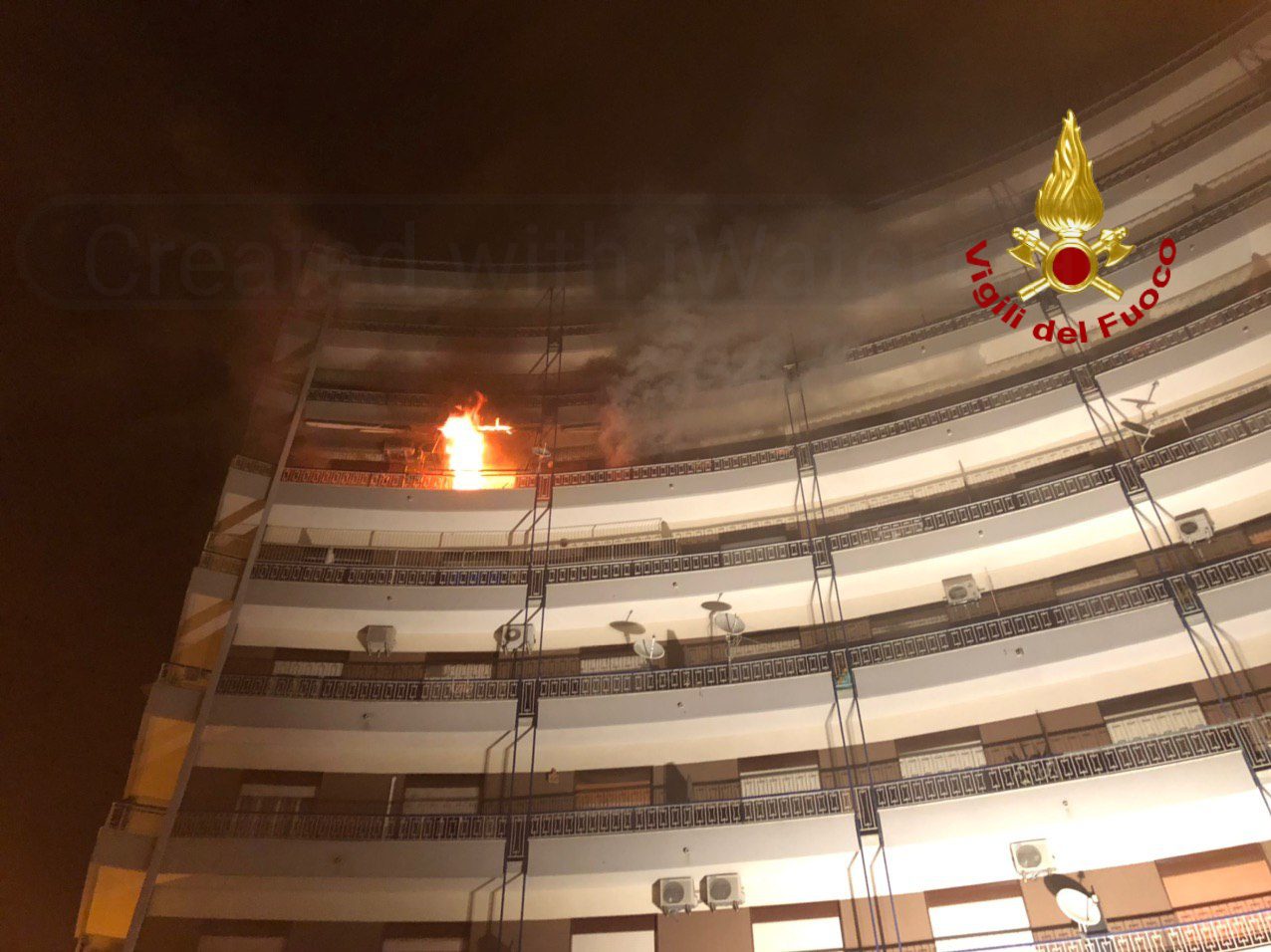 ACIREALE, INCENDIO IN UN APPARTAMENTO: UNA DONNA INTOSSICATA