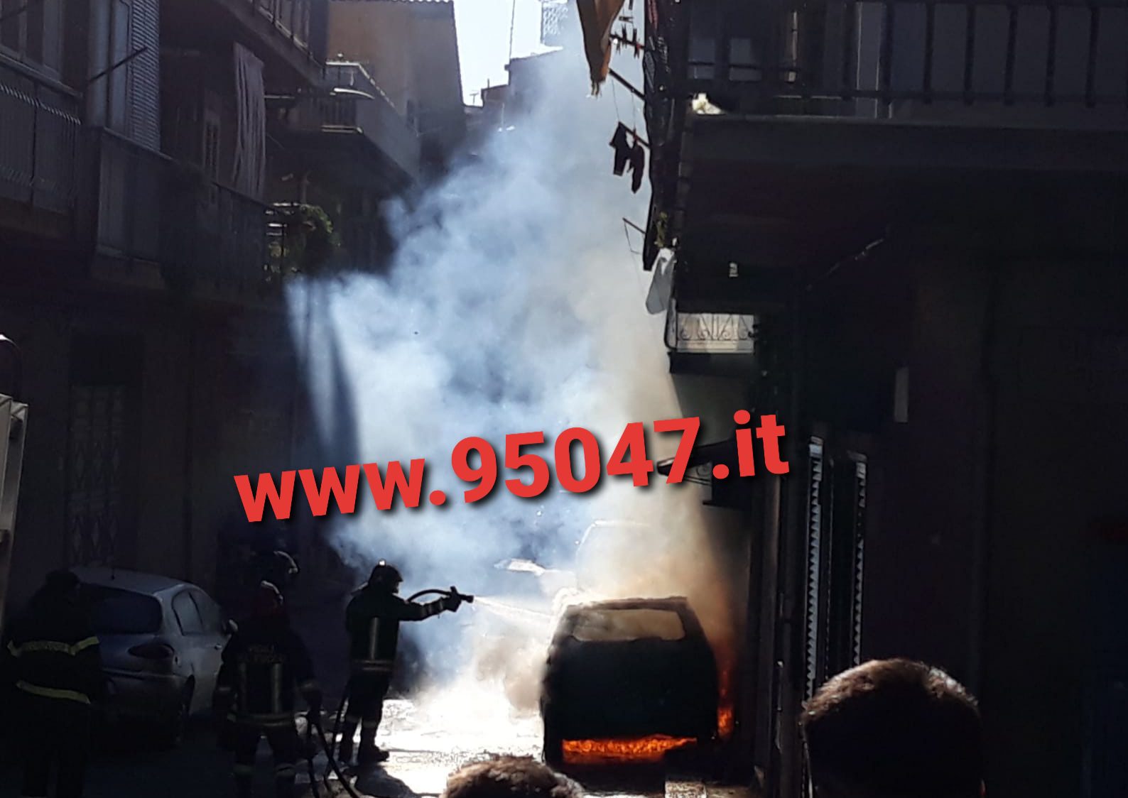 PATERNÒ: AUTO IN FIAMME IN VIA NAPOLI