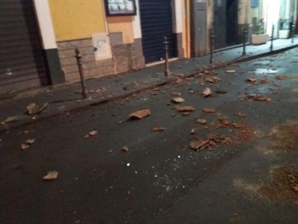 PATERNO': RAFFICHE DI VENTO, VOLA IL TETTO DI UN PALAZZO, SI CONTANO GIÀ I DANNI