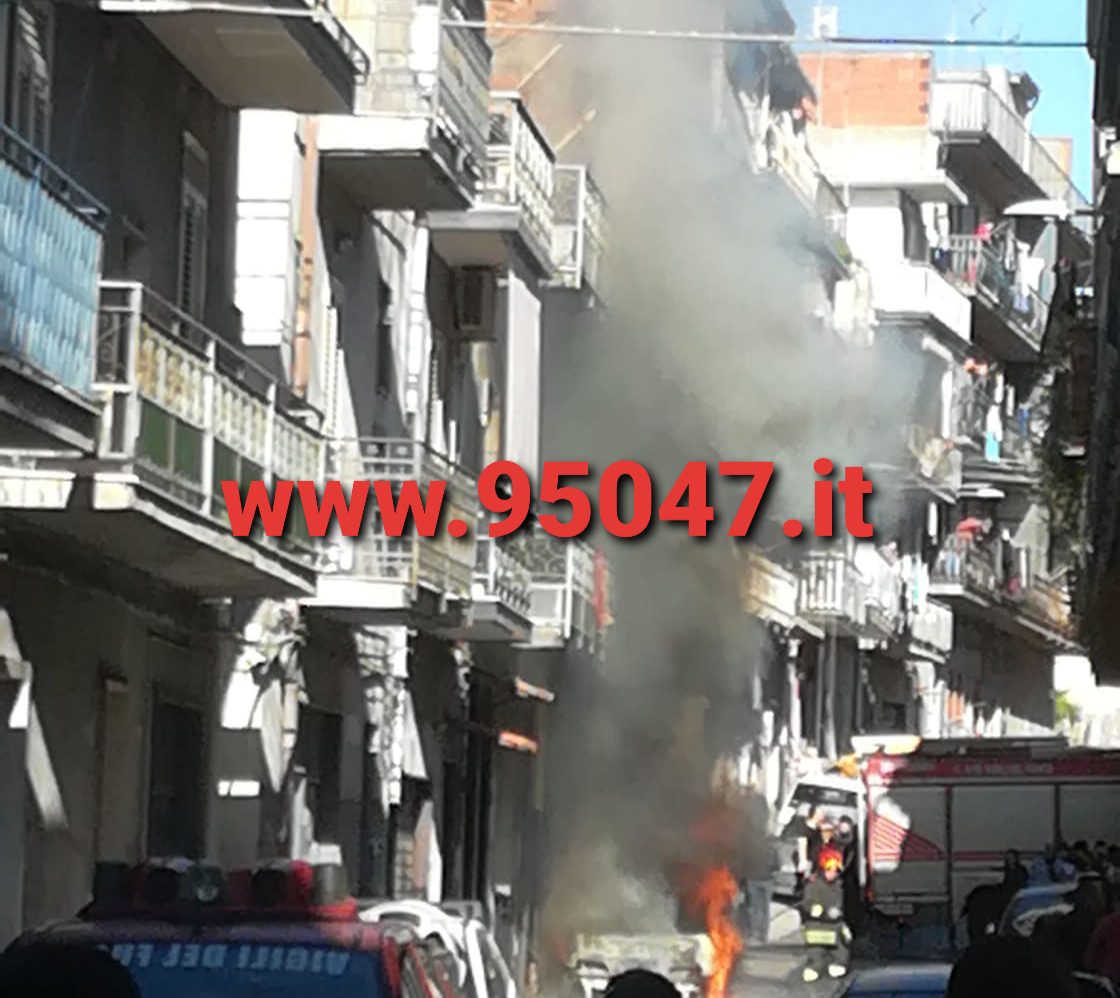 PATERNÒ: AUTO IN FIAMME IN VIA NAPOLI