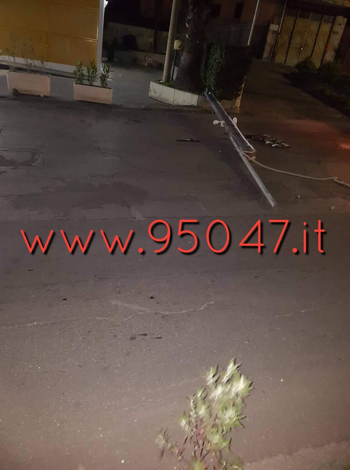 PATERNO': VENTO FORTE, ALBERI SRADICATI, AUTO DANNEGGIATE E TETTI SCOPERCHIATI