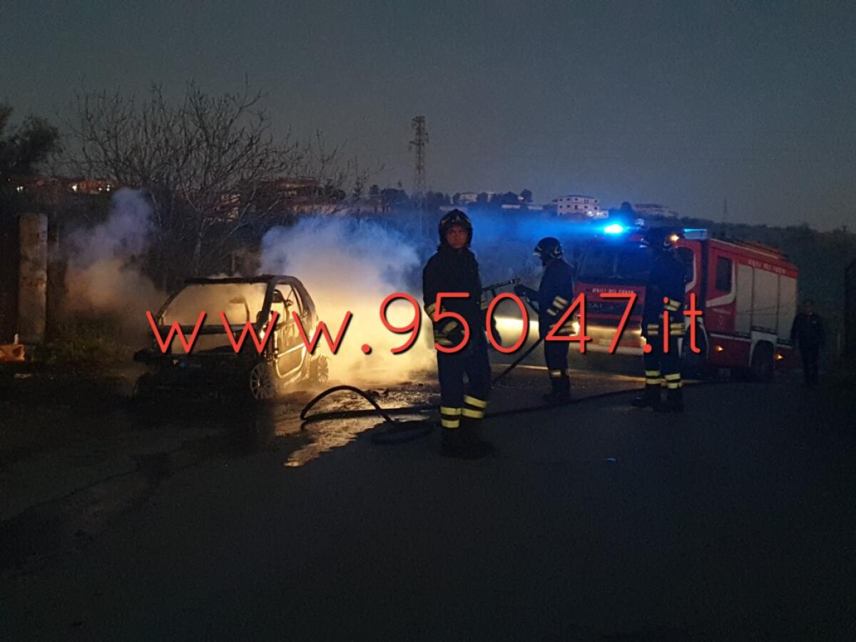 PATERNO' AUTO IN FIAMME NEI PLESSI DEL CIMITERO NUOVO QUESTO POMERIGGIO - 