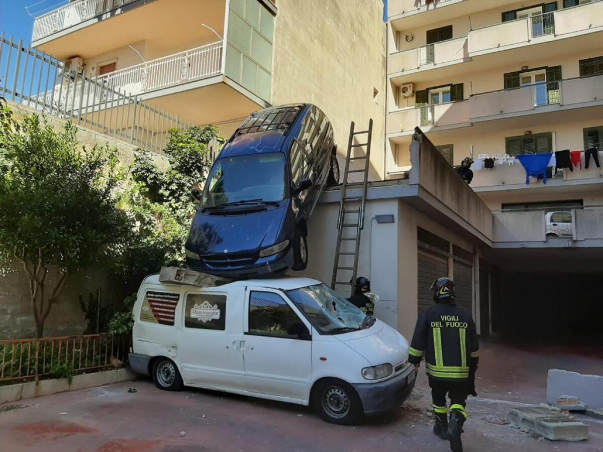 MODICA: UNA MANOVRA SBAGLIATA E FINISCE CON L’AUTO SOPRA UN FURGONE, FERITA UNA DONNA - 