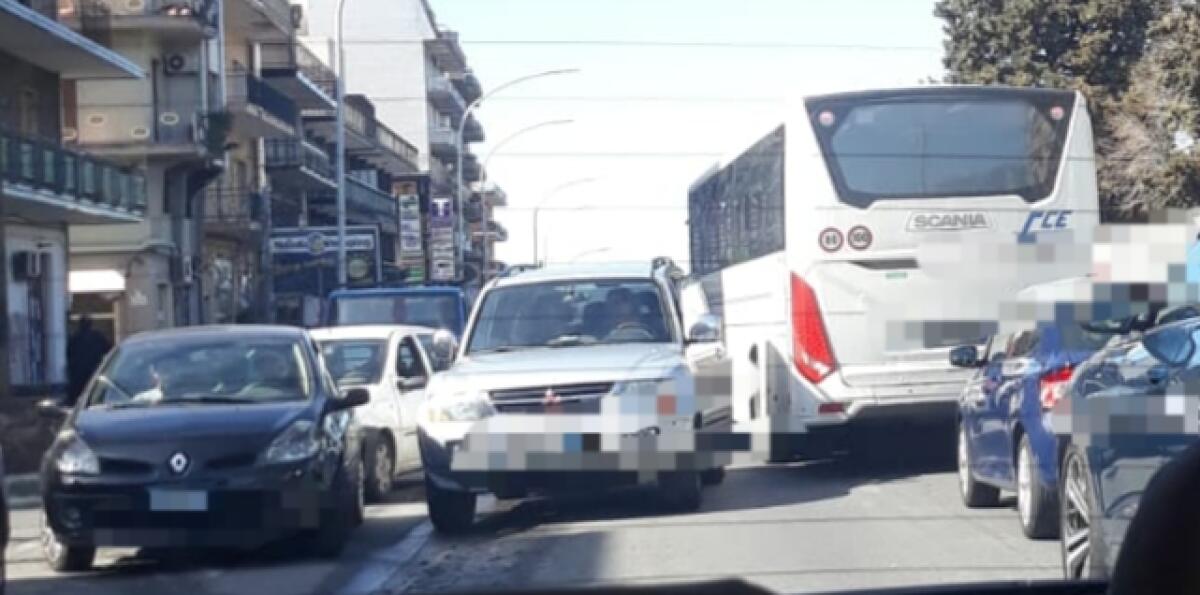 PATERNO': INCIDENTE AUTO PULLMAN AL CORSO ITALIA - 