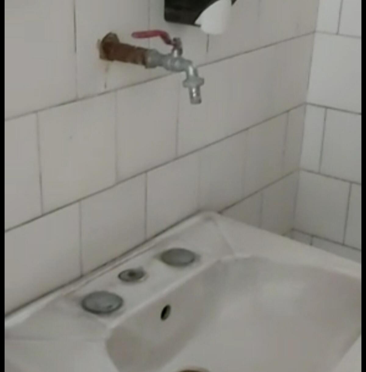 PATERNO': BAMBINI TRASFERITI AL LICEO, LE PROTESTE DEI GENITORI - 