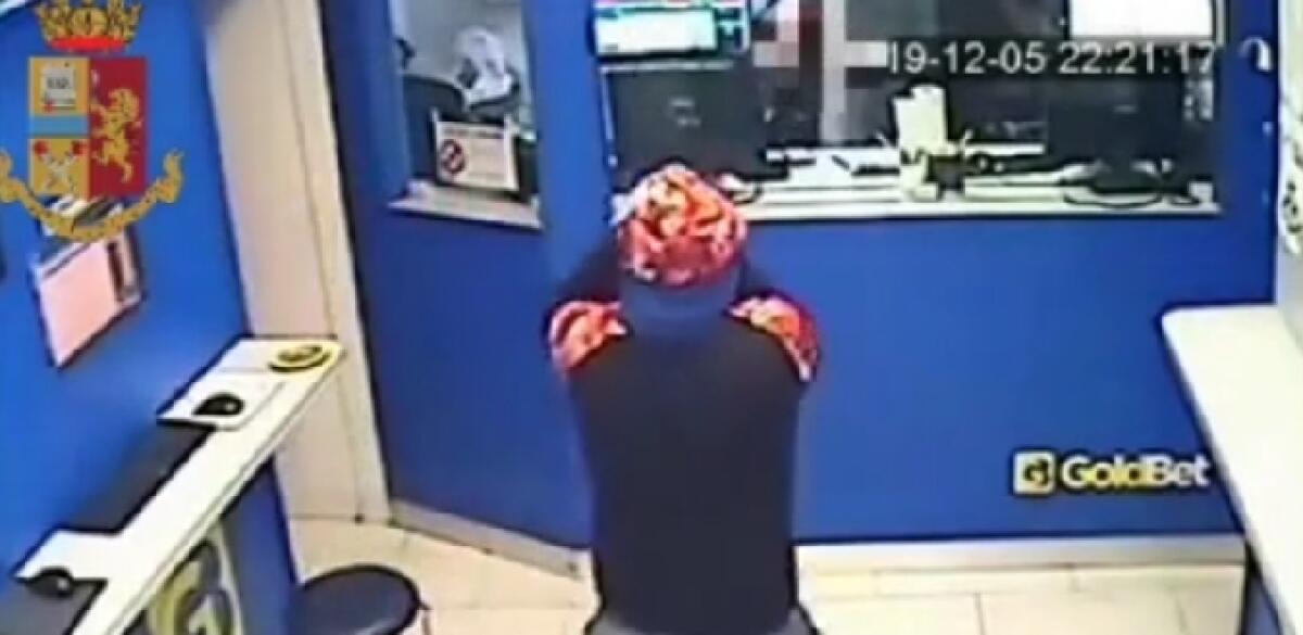 CATANIA: RAPINA CENTRO SCOMMESSE ARMATO DI ASCIA, PRESO - 