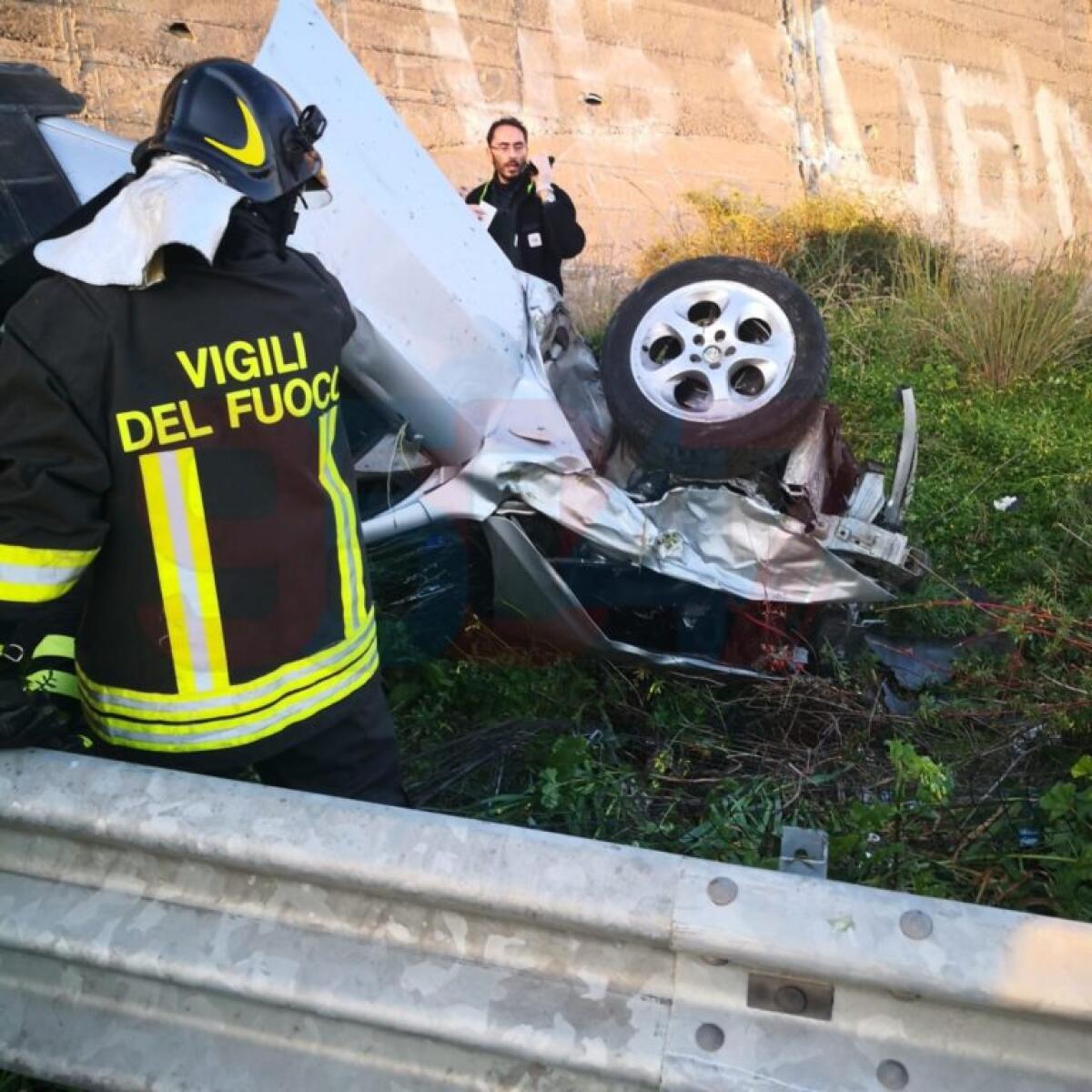 SS121 AUTO VOLA FUORI STRADA E SI RIBALTA , DUE FERITI - FOTO - 