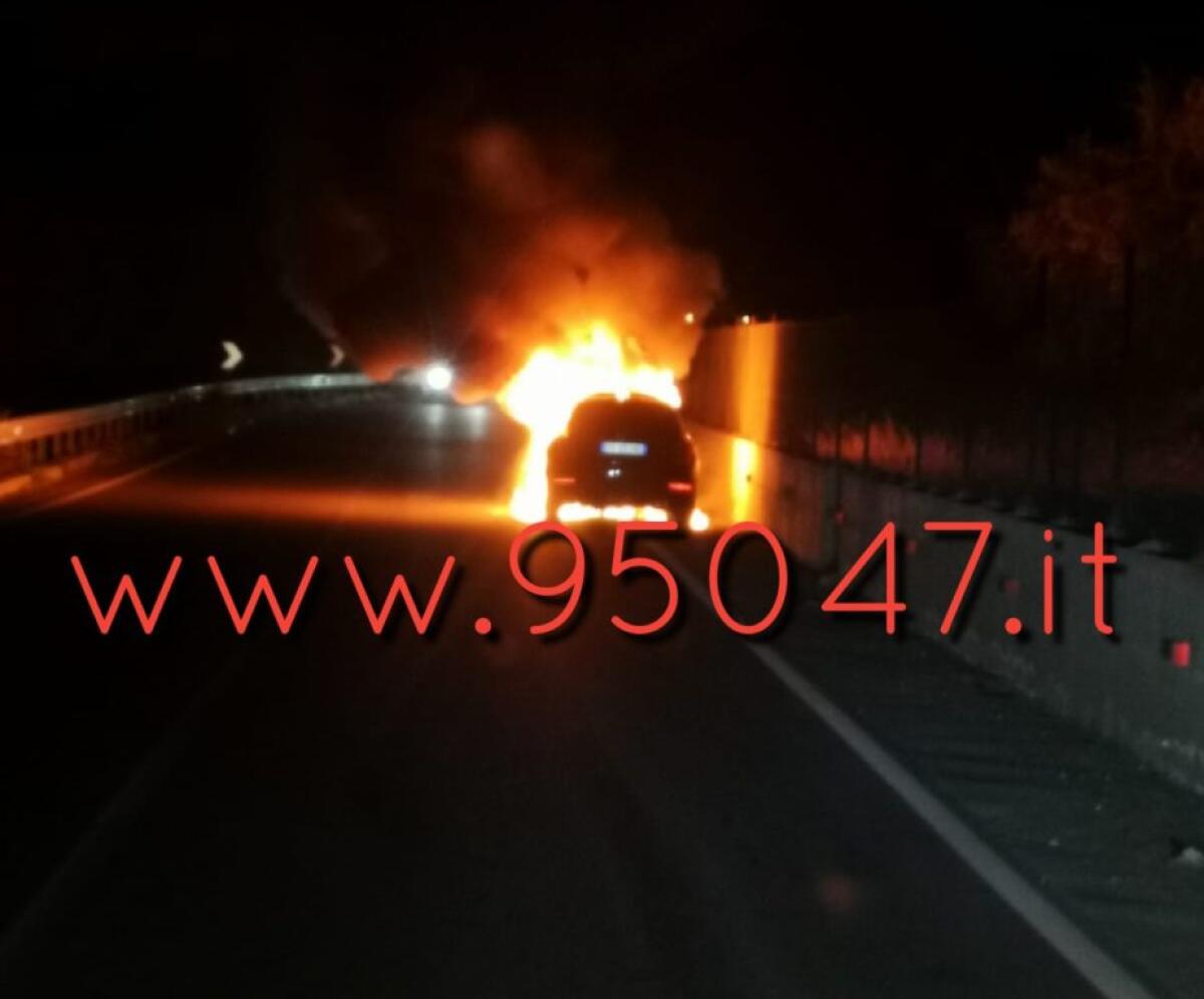 MISTERBIANCO: AUTO PRENDE FUOCO IN CONTRADA SIELE, ILLESO IL CONDUCENTE (FOTO E VIDEO) - 