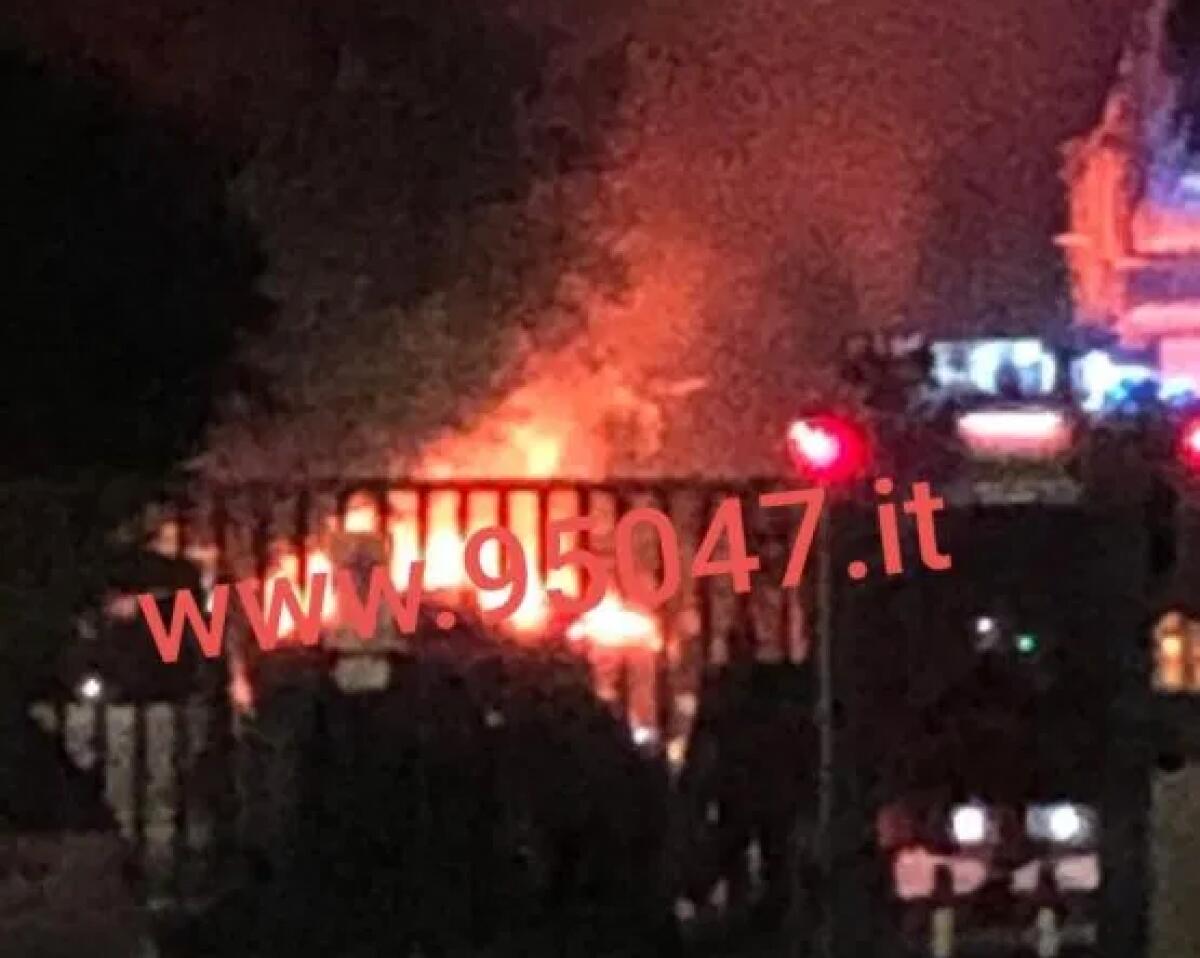 PATERNO': AUTO IN FIAMME NELLA NOTTE. PROBABILE CORTOCIRCUITO - 