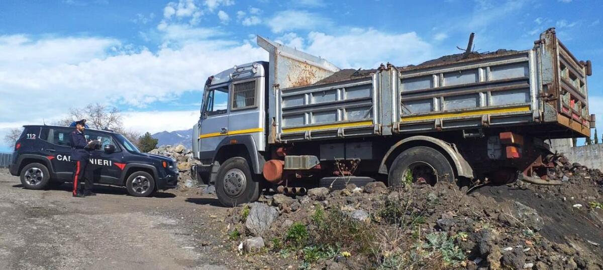 PEDARA, SVERSAVANO RIFIUTI SPECIALI IN UNA DISCARICA SOTTO SEQUESTRO: DUE PERSONE DENUNCIATE - 