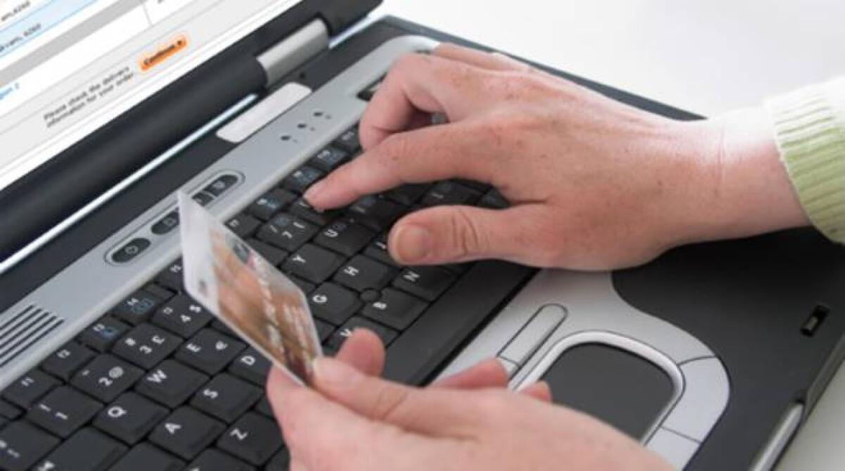 MANIACE: PAGA QUATTROMILA EURO PER UN TRATTORE PRESO ONLINE VENDITORI INCASSANO E SPARISCONO: 3 LE PERSONE DENUNCIATE, TRA LE QUALI DUE DONNE - 