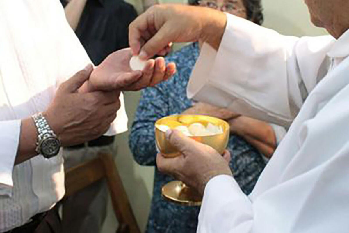 “NO ACQUASANTA, L’OSTIA NELLA MANO, ED EVITATE DI SCAMBIARVI IL SEGNO DI PACE FISICAMENTE” - 