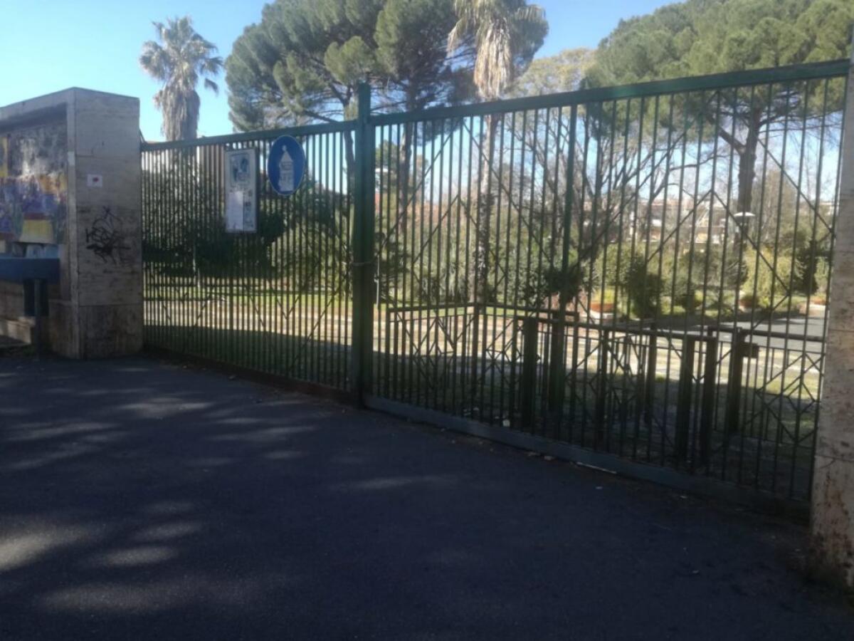 PATERNO’: PROLUNGATA CHIUSURA VILLA MONCADA - 