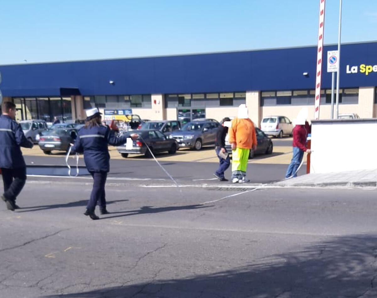 PATERNO': INCIDENTE IN VIA NAZARIO SAURO - 