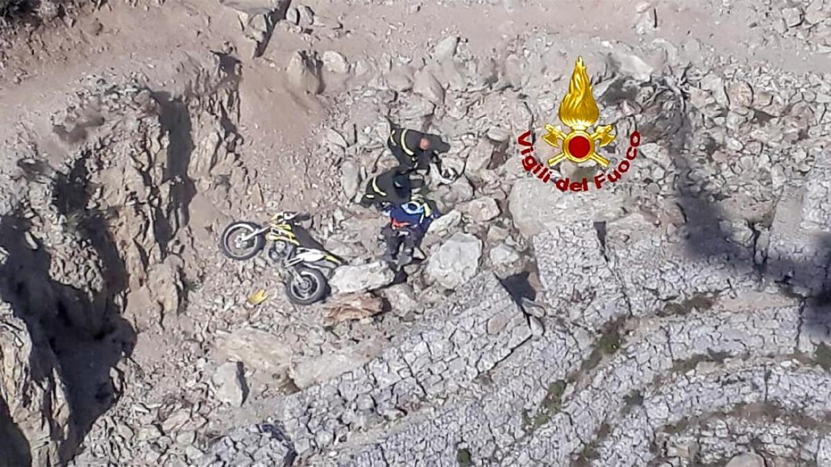 MOTOCICLISTA MISTERBIANCHESE CADE IN UN BURRONE, SALVATO DAI VIGILI DEL FUOCO - 