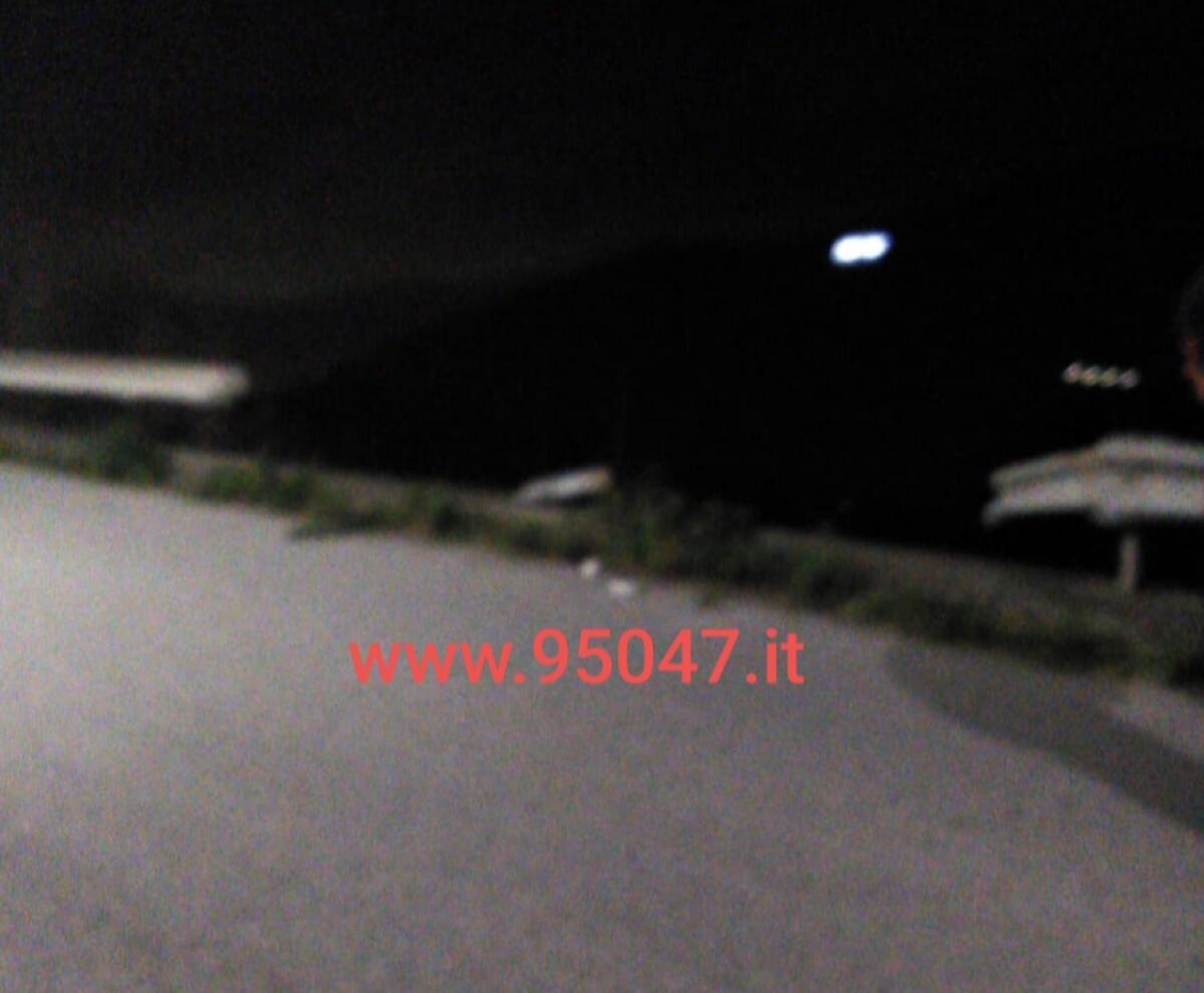 AUTO SFONDA IL GUARD RAIL E PRECIPITA IN UNA SCARPATA, DUE FERITI - 