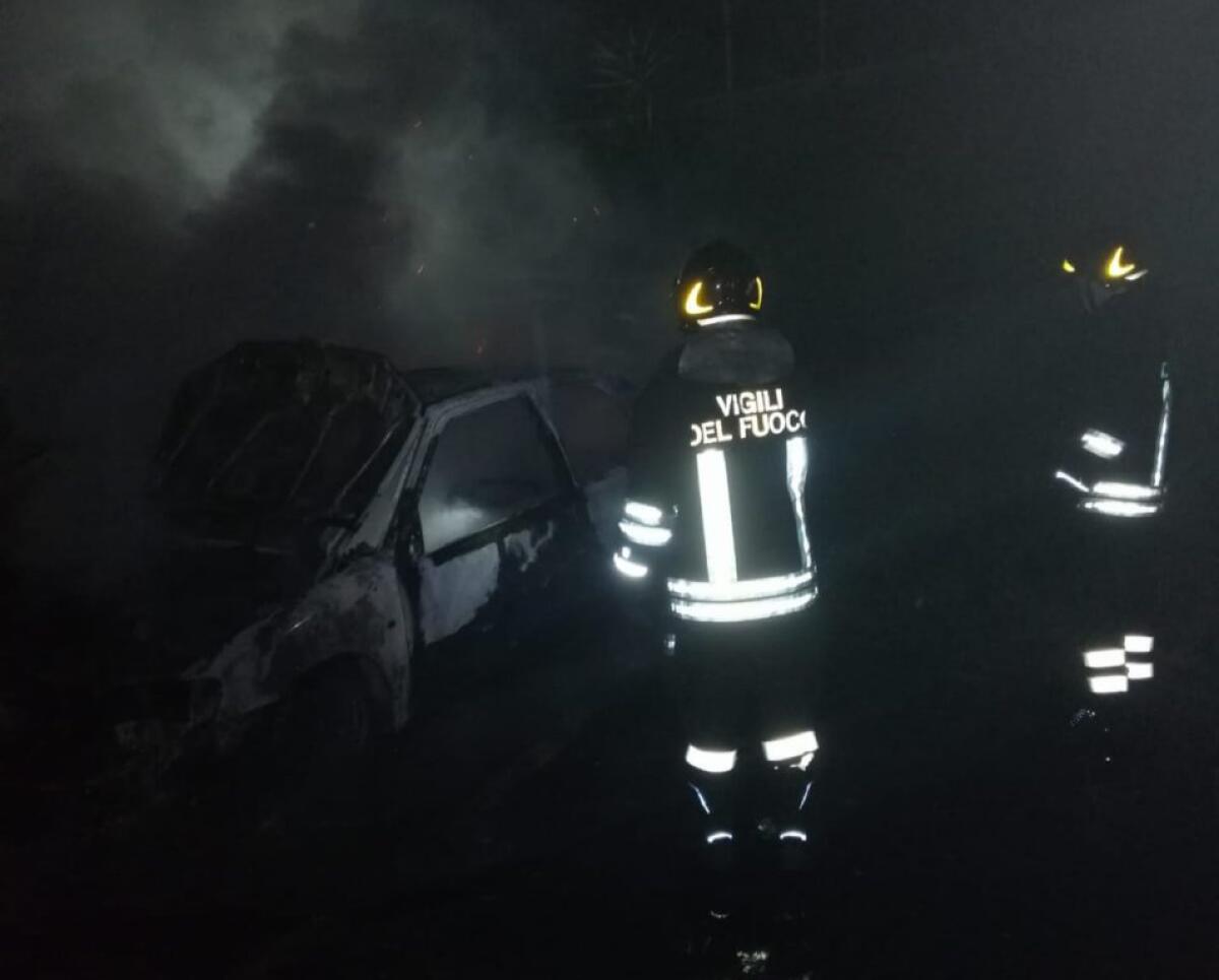 AUTO IN FIAMME IERI SERA A PIANO TAVOLA - 