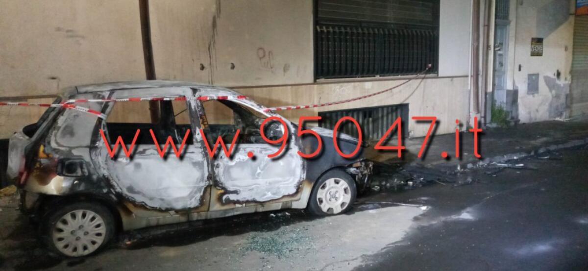PATERNÒ: AUTO IN FIAMME, FOTO - 