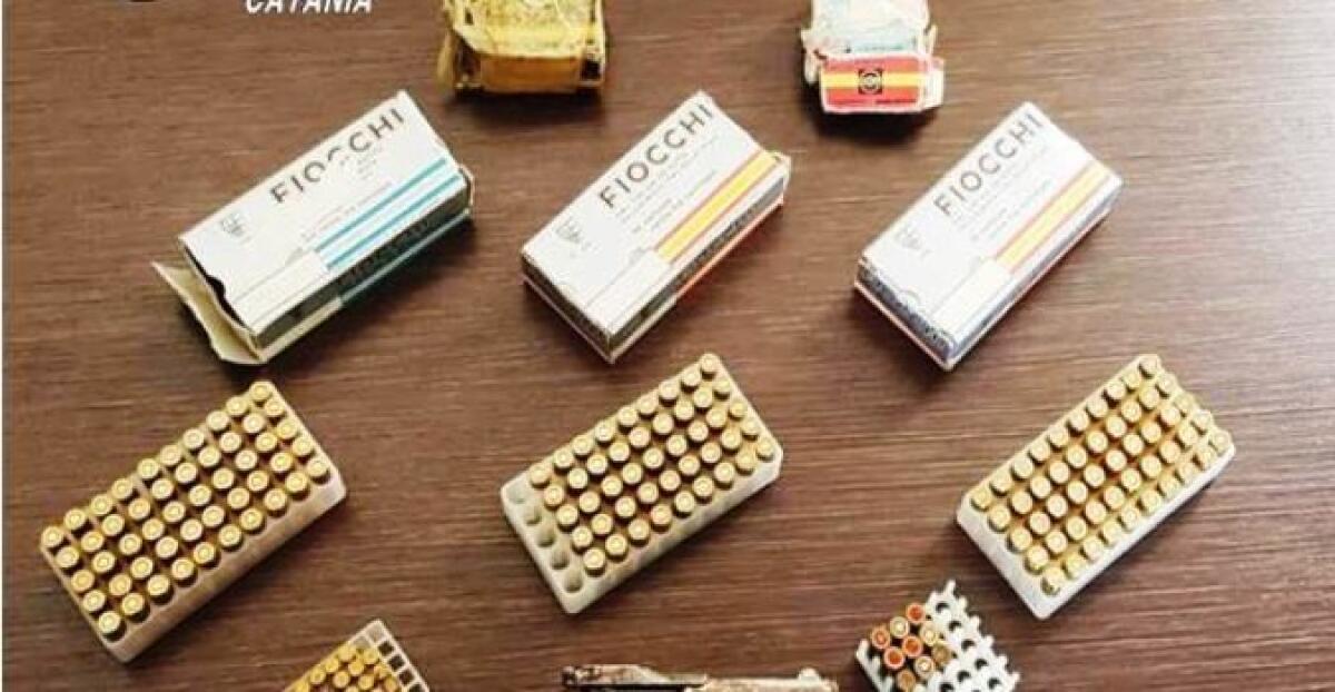 SCORDIA, NASCONDEVA PISTOLA E MUNIZIONI IN CASA: ARRESTATO - 
