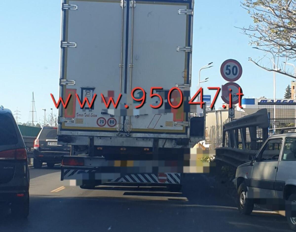 LUNGHE FILE SULLA SS 121 PER CAMION IN AVARIA - 
