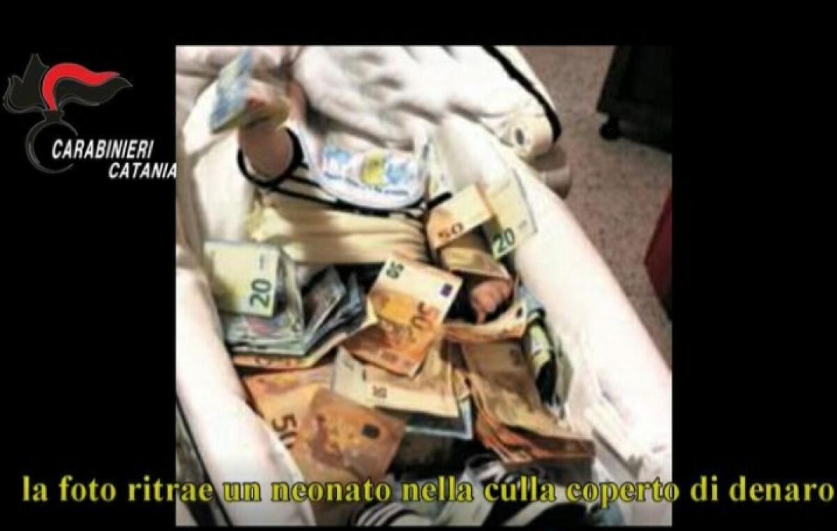 DROGA: 6 ARRESTI A CATANIA, IL FIGLIO NEONATO COPERTO DI SOLDI, COSÌ GLI SPACCIATORI DI COSA NOSTRA MOSTRAVANO IL LORO ‘POTERE’ - 